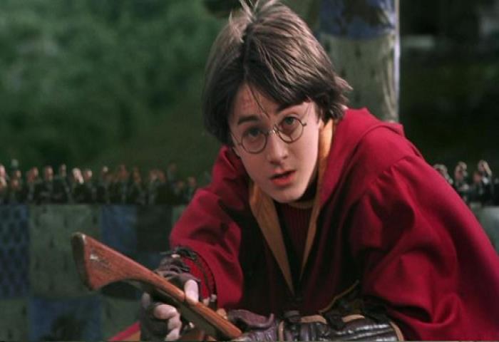 Harry Potter'a ilk sınıfta süpürgesini kim hediye etmiştir?
