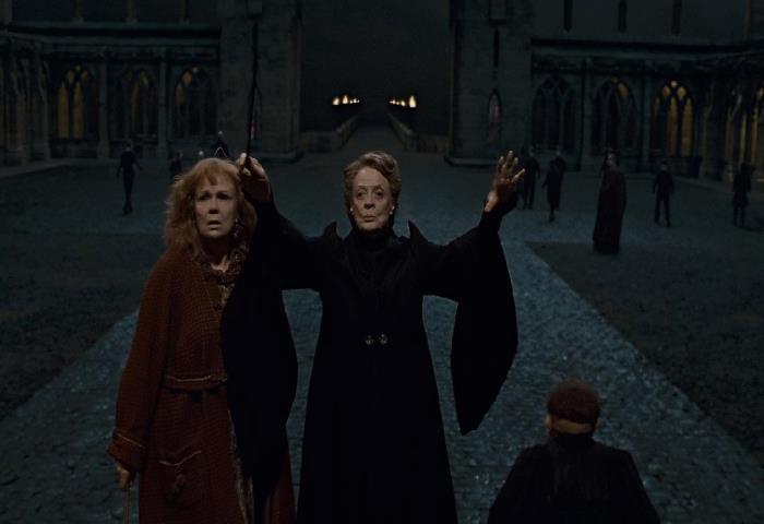 Harry Potter ve Ölüm Yadigarları'nda Profesör McGonagall'ın Hogwarts'ı koruyacak heykelleri görevlerine çağırmak için kullandığı sihir nedir?